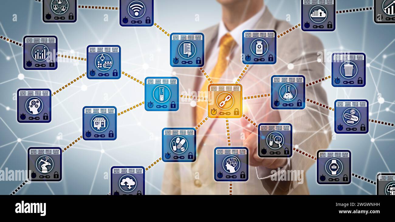 L'esecutivo farmaceutico maschile non riconoscibile monitora la supply chain farmaceutica tramite l'interfaccia blockchain. Concetto del settore farmaceutico per le virtuali distribuite Foto Stock