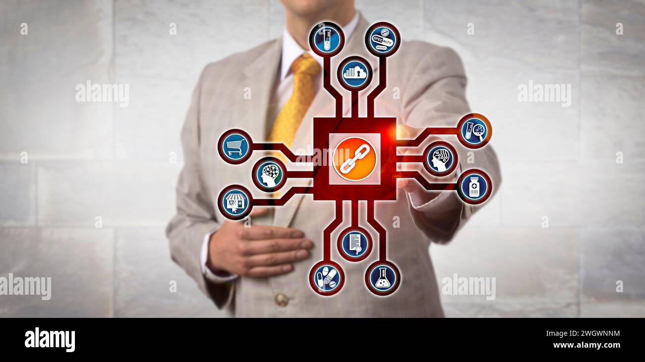 Responsabile farmaceutico non riconoscibile che attiva l'applicazione blockchain nel cyberspazio. Metafora IT dell'industria farmaceutica per la gestione della catena di approvvigionamento dei farmaci vi Foto Stock