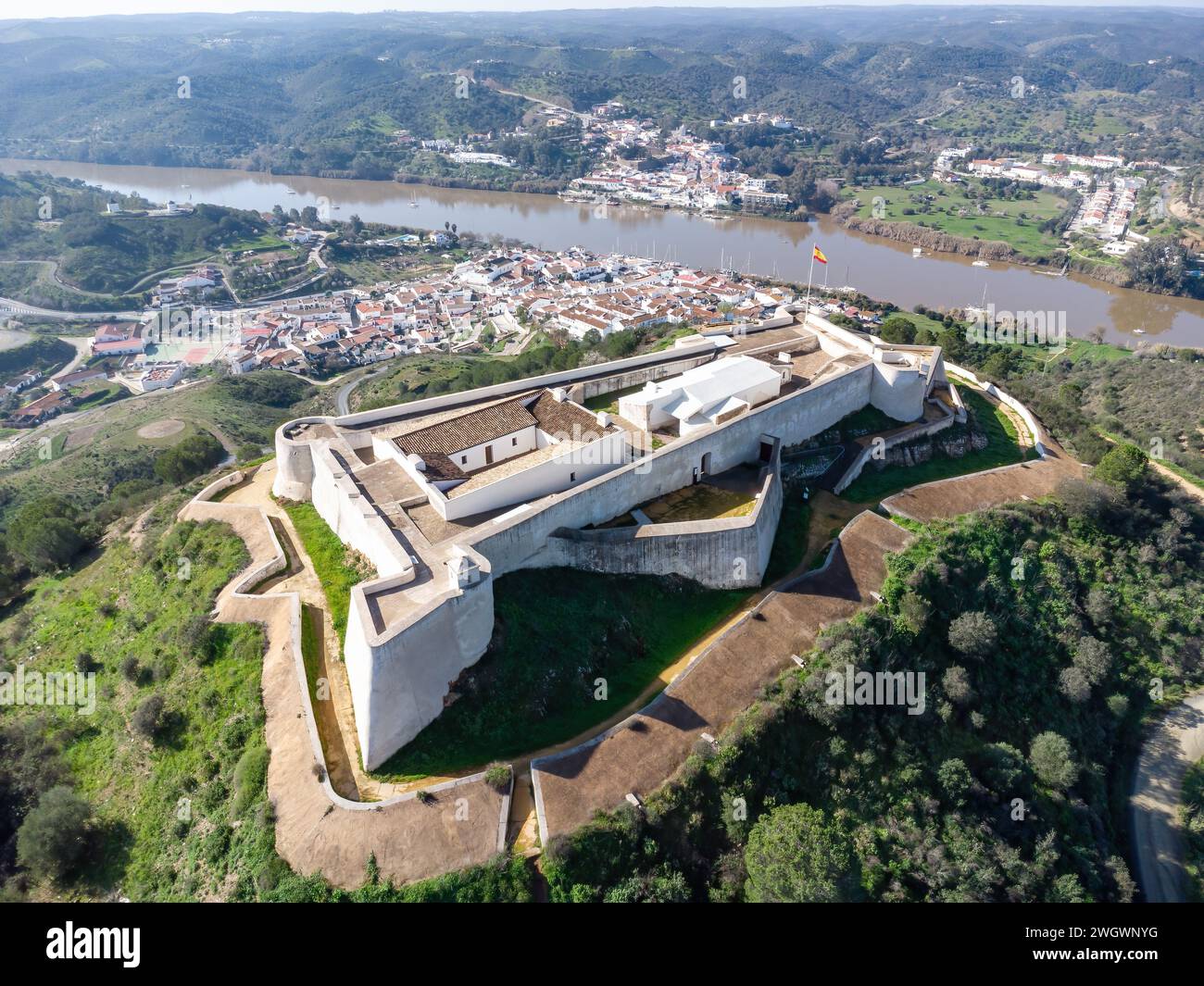 Vista aerea del castello di San Marcos in una montagna del villaggio di Sanlucar de Guadiana nella provincia di Huelva, Andalusia, sulle rive del fiume Guadiana, in Foto Stock