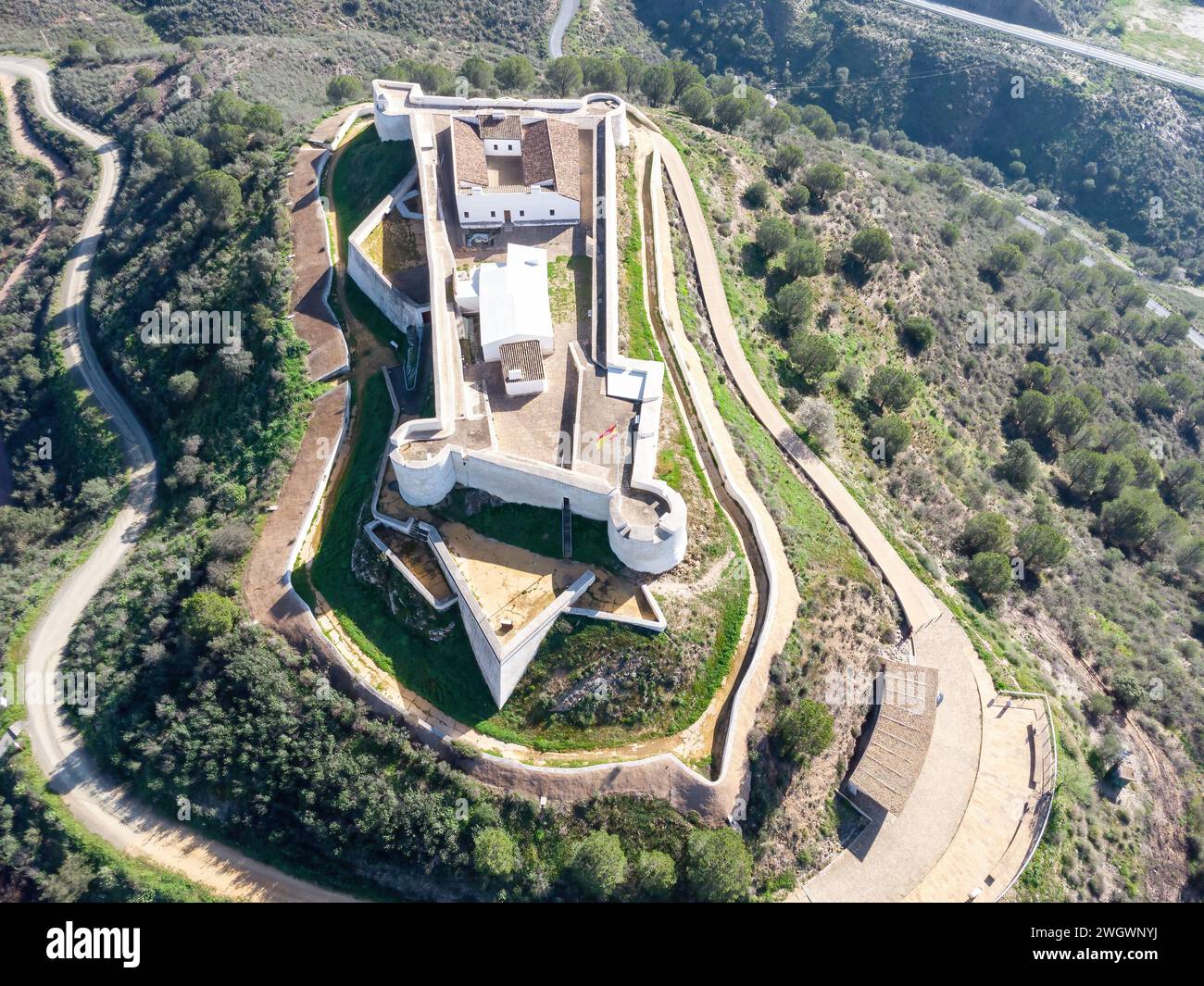 Vista aerea del castello di San Marcos in una montagna del villaggio di Sanlucar de Guadiana nella provincia di Huelva, Andalusia, sulle rive del fiume Guadiana, in Foto Stock