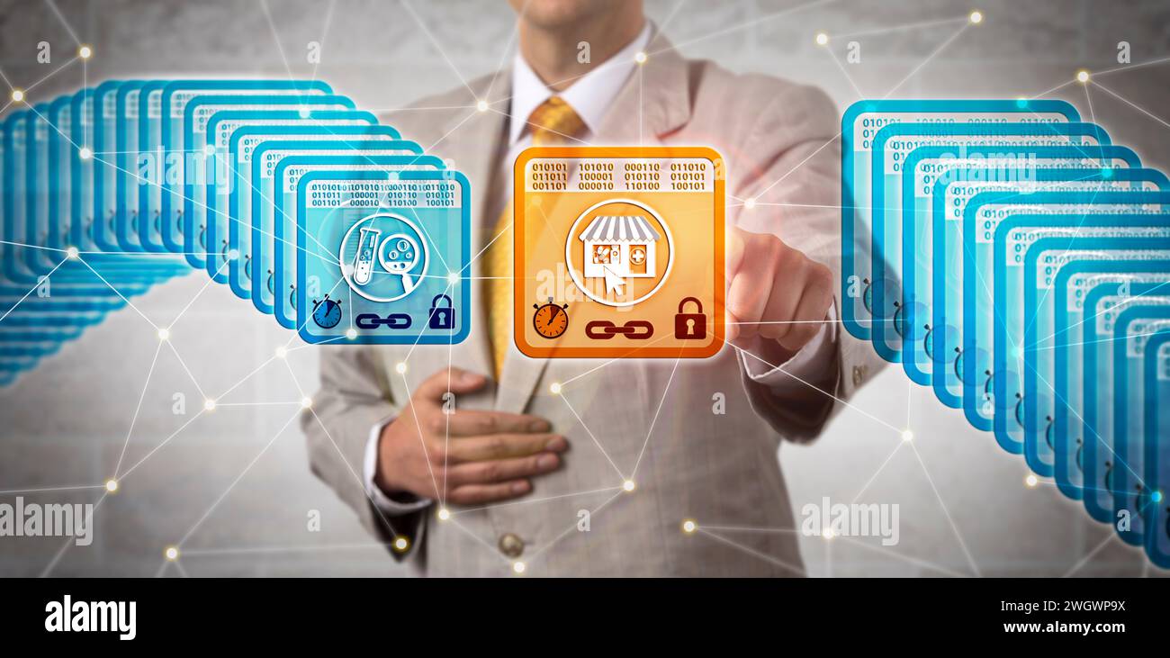 Dirigente farmaceutico irriconoscibile che accede a un singolo record elettronico nella farmacia online in un sistema blockchain farmaceutico. Concetto IT per Foto Stock