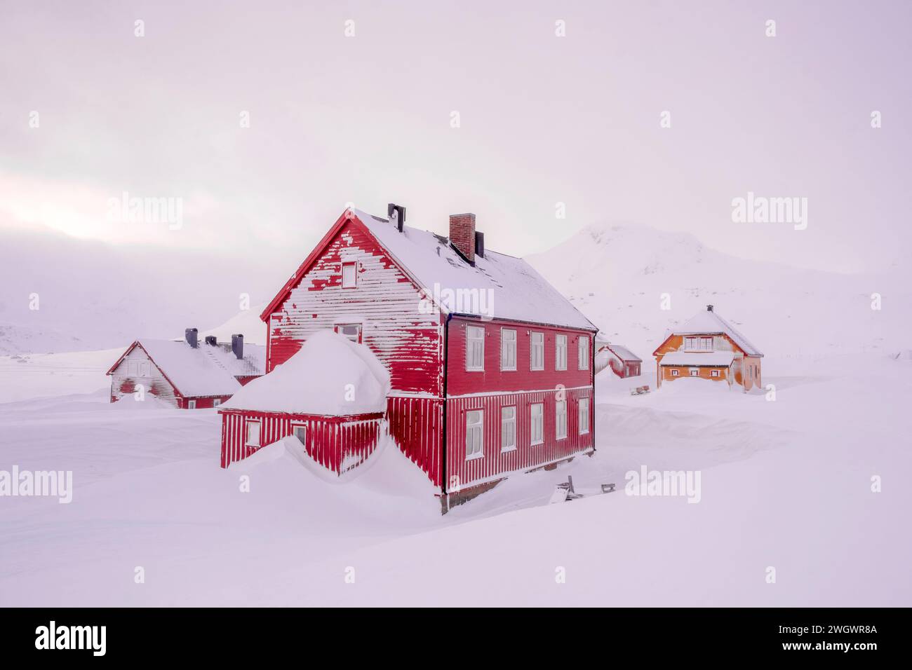 Finse, Norvegia -- casa rossa nella neve dopo una bufera d'inverno Foto Stock
