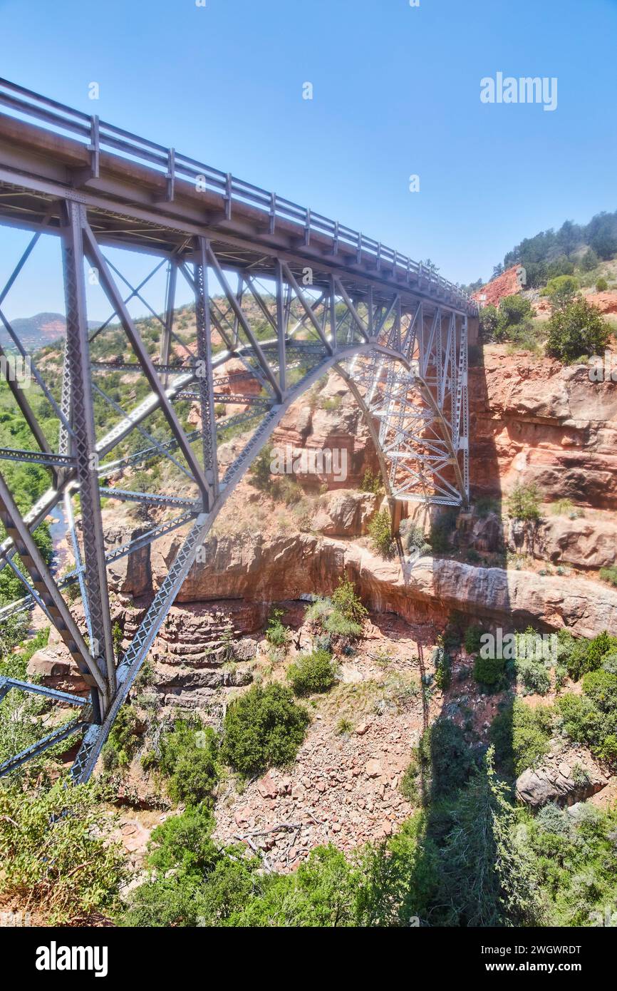 Steel Arch Bridge sul Red Rock Canyon, Sedona - l'industria incontra la natura Foto Stock