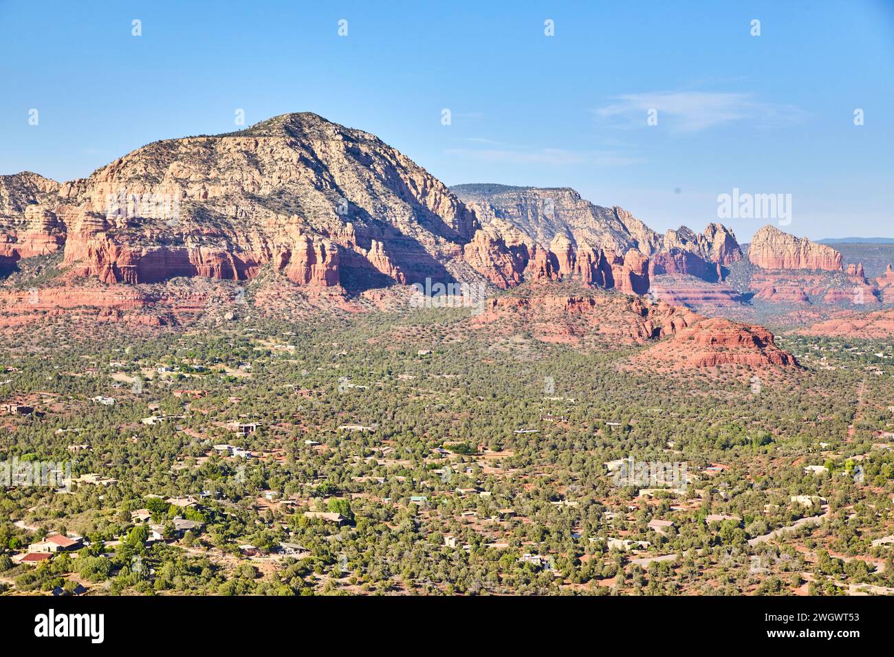 Vista aerea delle Red Rocks di Sedona e della lussureggiante Valle con case Foto Stock