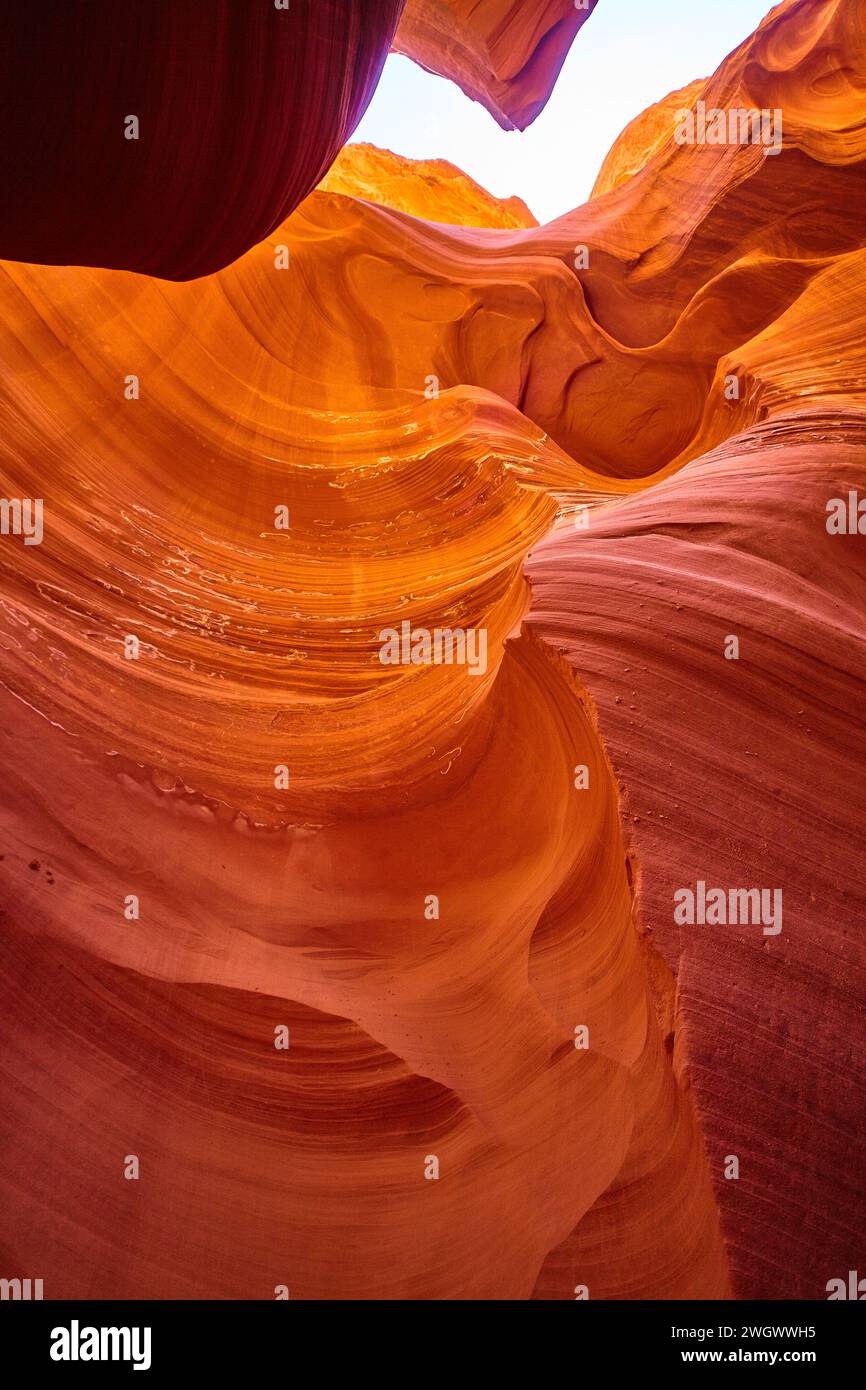 Antelope Canyon Beauty: Pareti a strisce vibranti e vista sul cielo Foto Stock