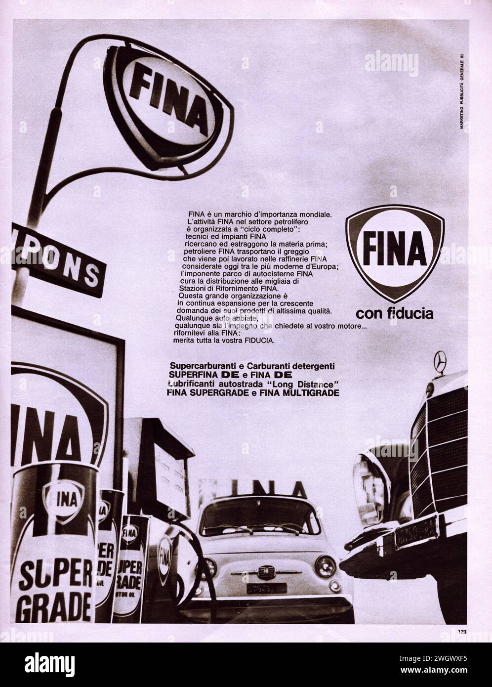 Stazione di servizio Fina pubblicità italiana vintage con Fiat 500 Pubblicità di una vecchia rivista in italiano Foto Stock