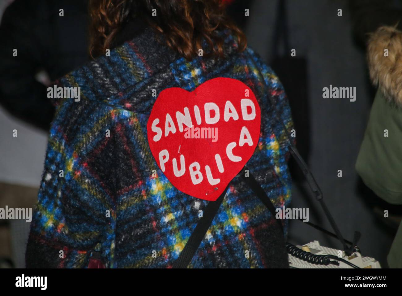 Gijon, Spagna, 6 febbraio 2024: Una ragazza porta un segno a forma di cuore con lo slogan "salute pubblica" durante la manifestazione per la salute pubblica di qualità, il 6 febbraio 2024, a Gijon, Spagna. Crediti: Alberto Brevers / Alamy Live News. Foto Stock