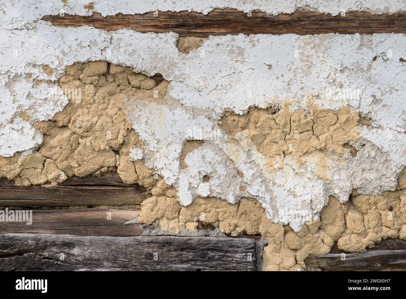 Sunja, Croazia, aprile 22,2022: Facciata di fango e paglia su una vecchia casa di legno. Foto Stock