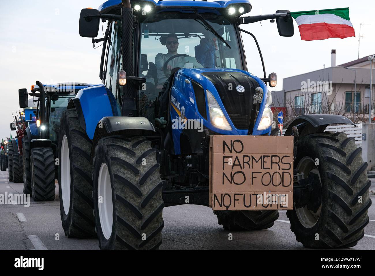 Trattori che raggiungono la piazza della guarnigione. Il trattore in testa ha un segno che dice: "Nessun agricoltore, nessun cibo, nessun futuro”. Le proteste del lontano Foto Stock