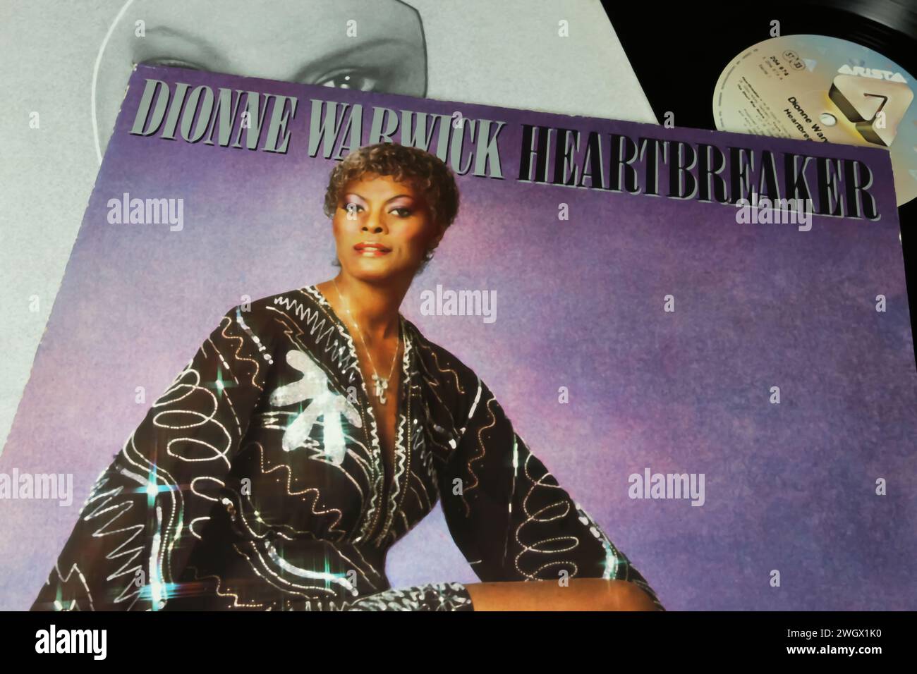 Viersen, Germania - 9 gennaio. 2024: Closeup of Soul cantante e vincitrice di un Grammy Dianne Warwick album in vinile cover Heartbreaker del 1982 Foto Stock