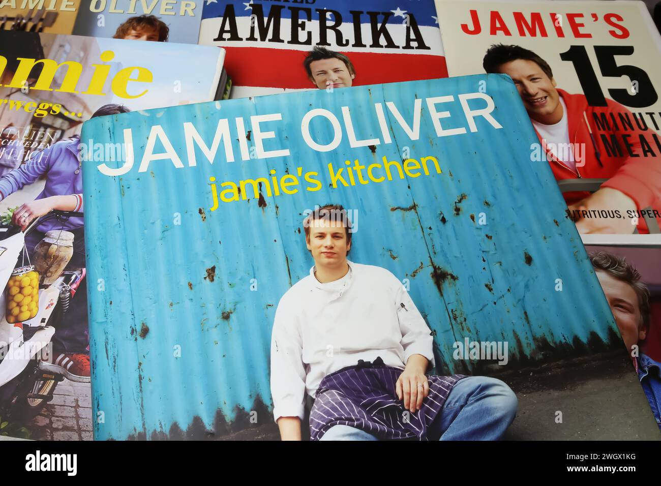 Viersen, Germania - 9 gennaio. 2024: Primo piano della collezione il cuoco britannico Jamie Oliver libri di cucina Foto Stock