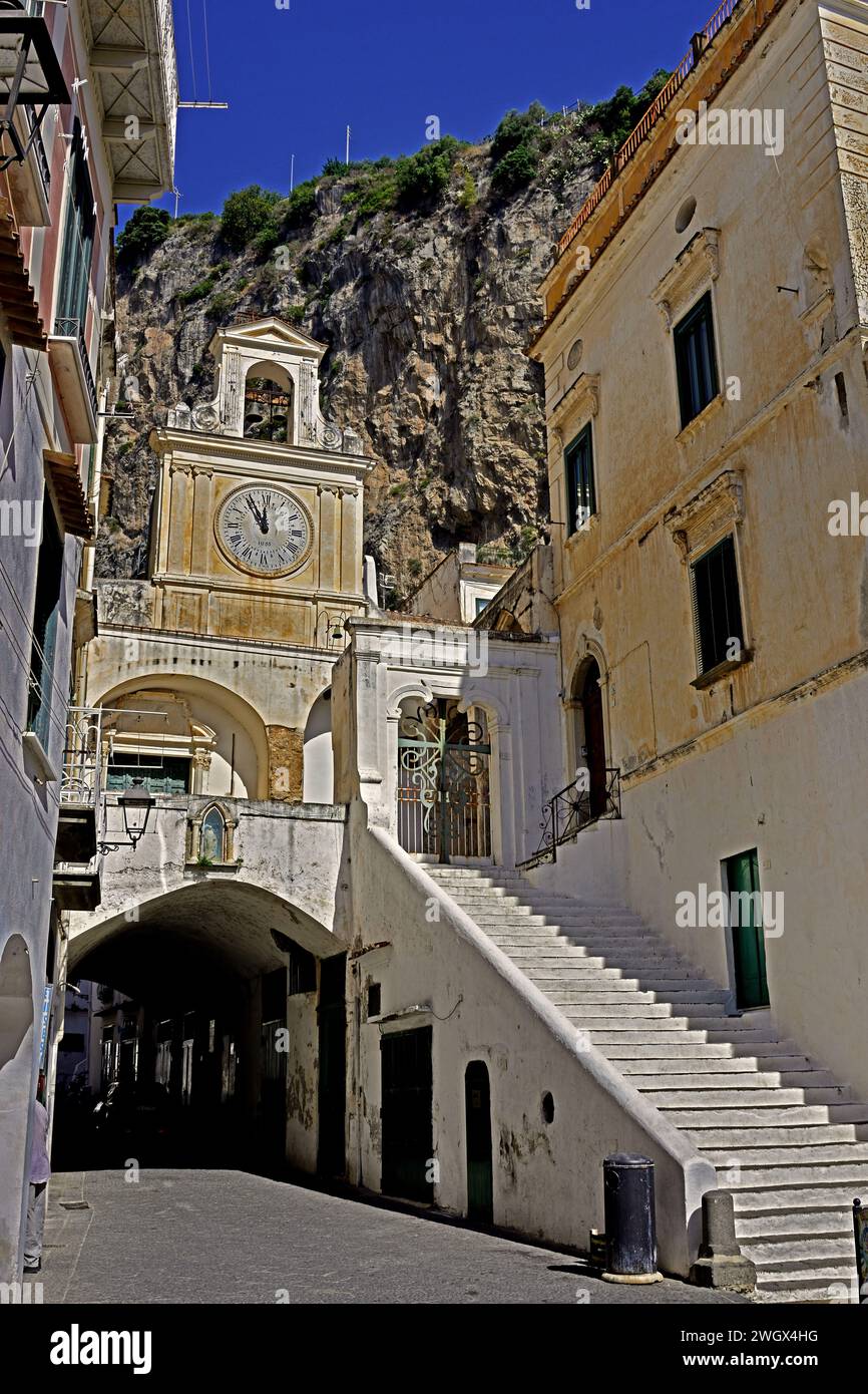 Murale di Amalfi, realizzato con la tradizionale ceramica dipinta a mano, simbolo del Municipio della città, della città di Amalfi, della Costiera Amalfitana, della Campania, dell'Italia, dell'Italia. Foto Stock