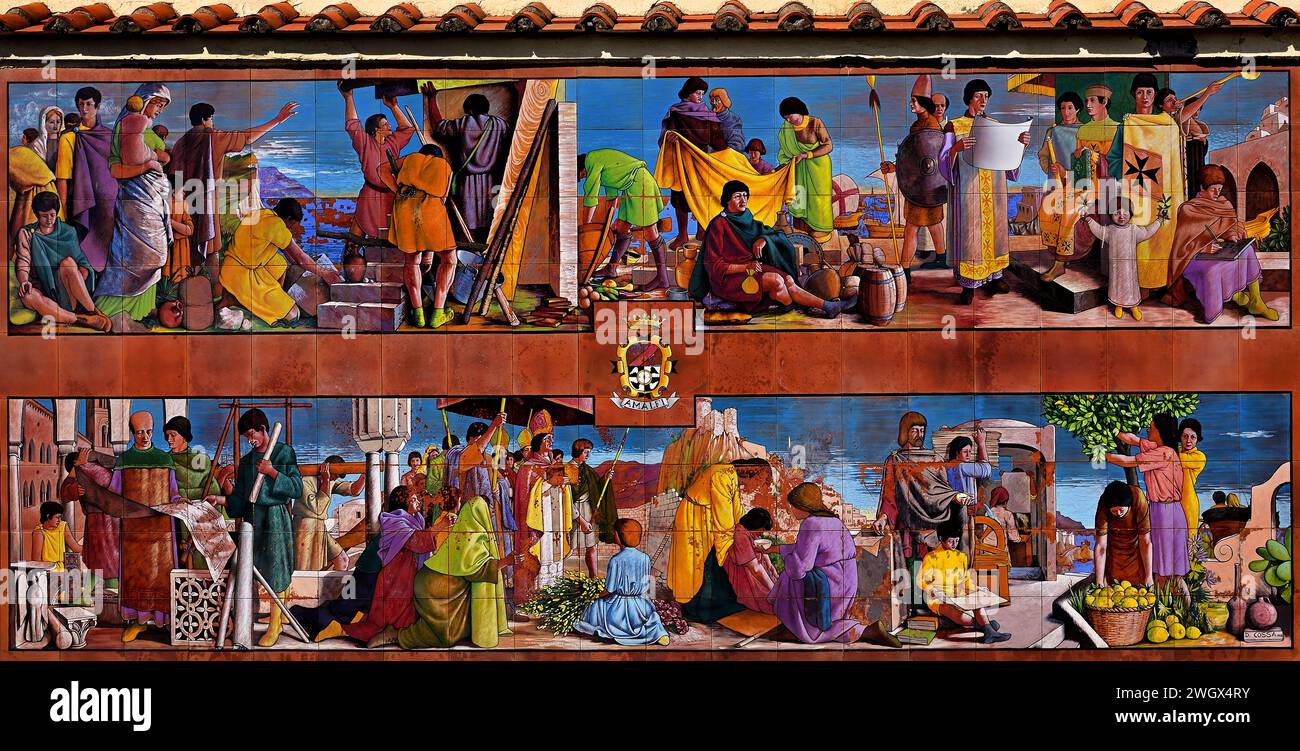Murale di Amalfi, realizzato con la tradizionale ceramica dipinta a mano, simbolo del Municipio della città, della città di Amalfi, della Costiera Amalfitana, della Campania, dell'Italia, dell'Italia. Foto Stock