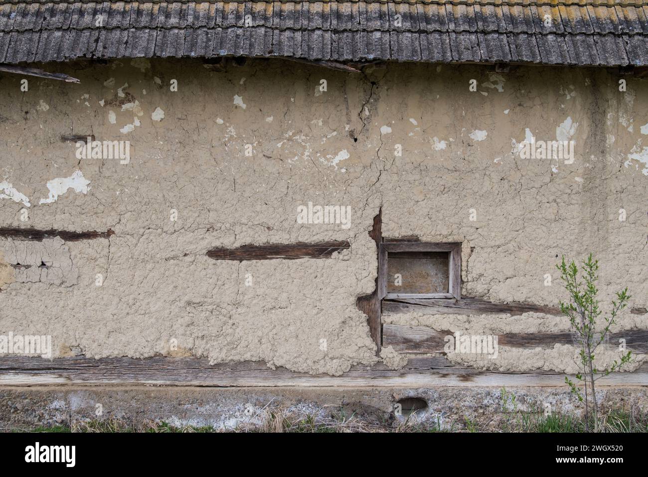 Sunja, Croazia, aprile 22,2022: Facciata di fango e paglia su una vecchia casa di legno. Foto Stock