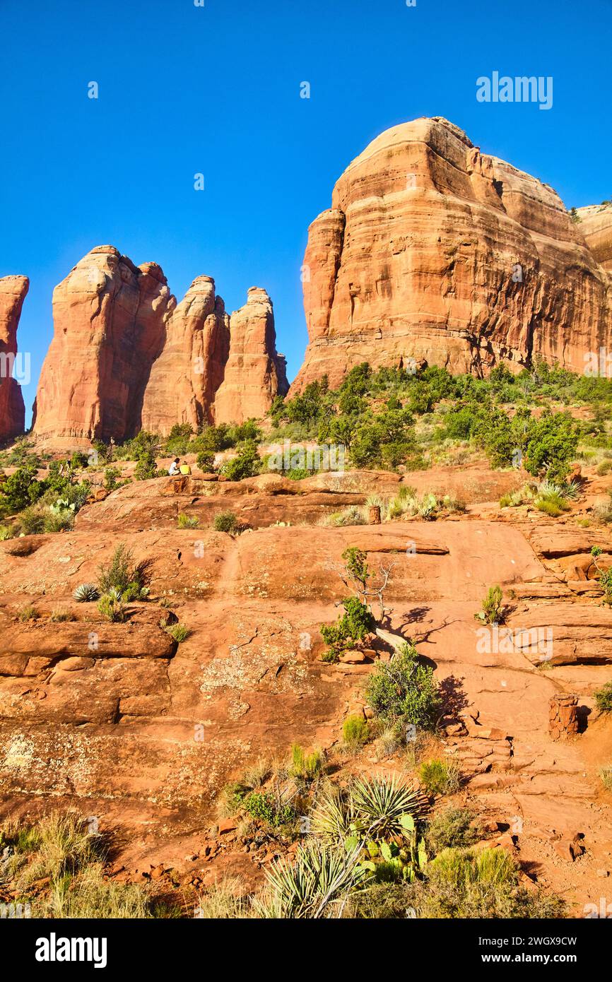 Cathedral Rock di Sedona con escursionisti nel deserto dell'Arizona Foto Stock