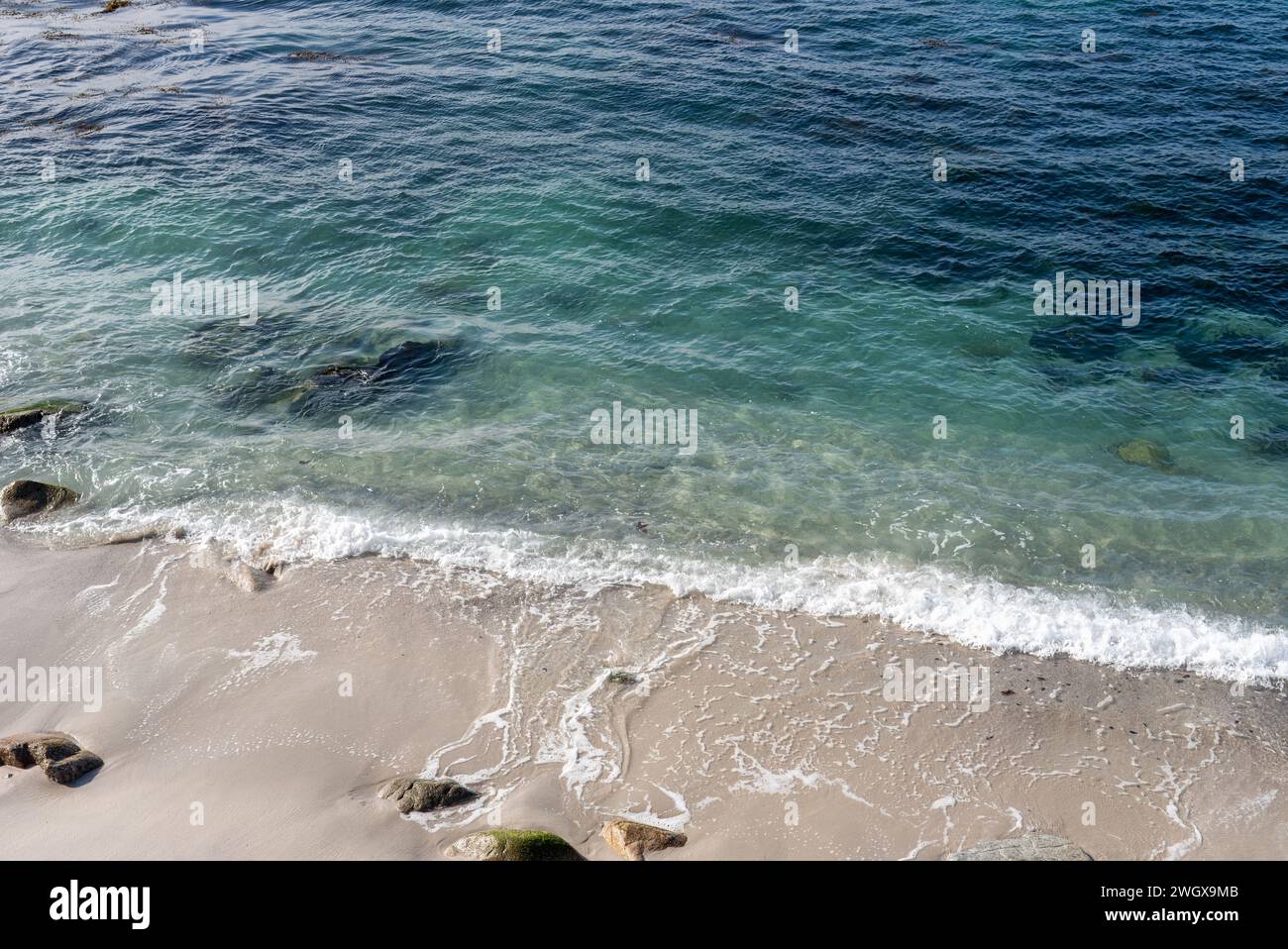 onde che precipitano a riva Foto Stock