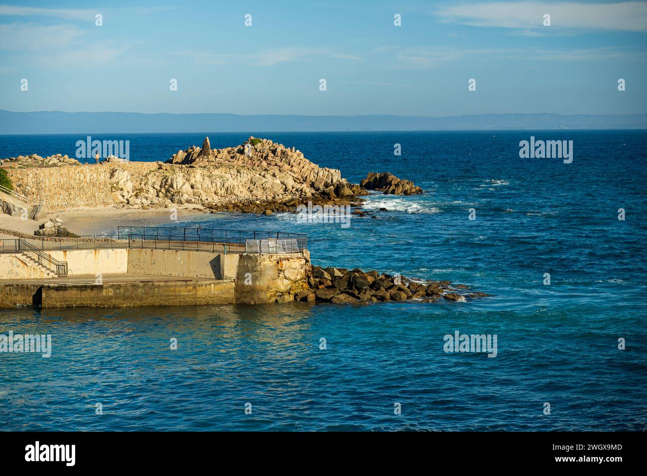 Piccola insenatura con scale che portano al mare Foto Stock