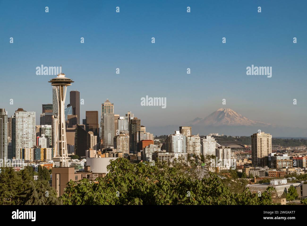 Skyline di Seattle con Space Need in primo piano e Mt. Ranier in lontananza. Foto Stock