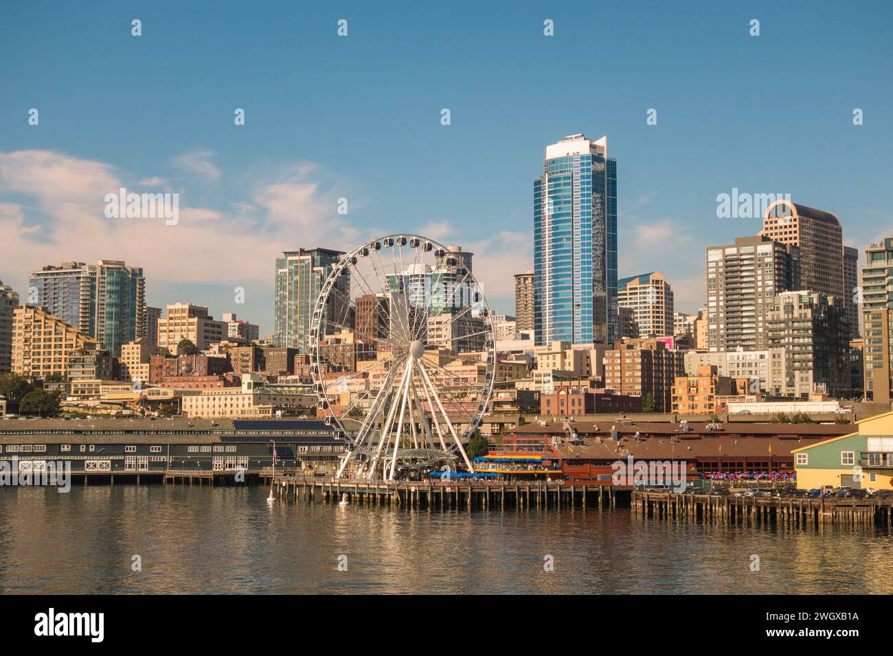 Lo skyline di Seattle con il quartiere Waterfront e la ruota panoramica in primo piano. Foto Stock
