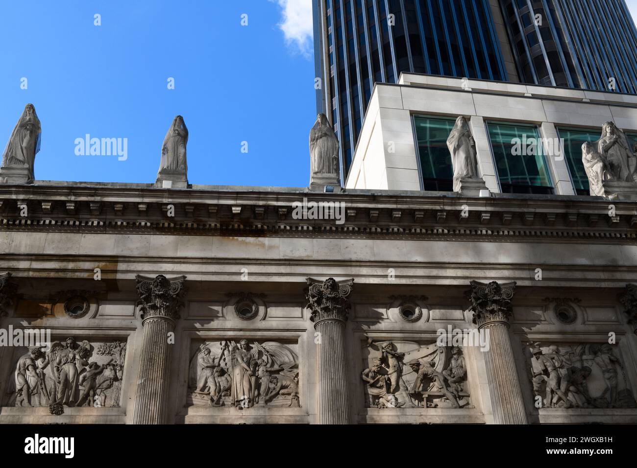 Colonne corinzie e sculture di Gibson Hall, un edificio classificato di grado i situato al 13 Bishopsgate nella City di Londra. Precedentemente nota come Nationa Foto Stock