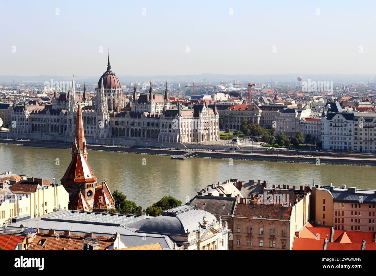 Vista dal Bastione dei pescatori (Halaszbastya) all'edificio del Parlamento ungherese (Országház), Budapest Foto Stock