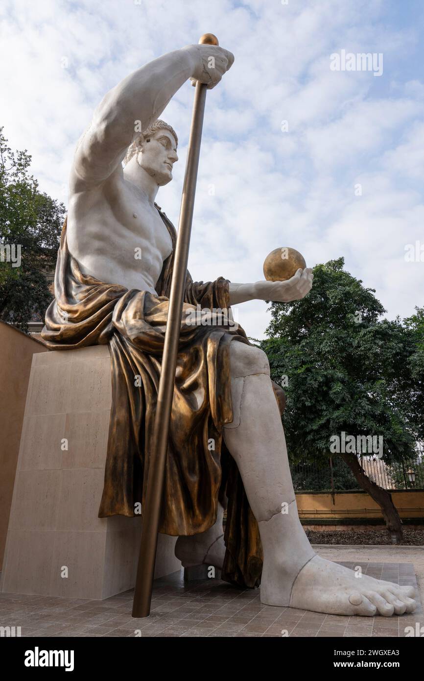 Roma, Italia. 6 febbraio 2024. Vista di una massiccia replica di 13 metri (cortile) della statua commissionata dall'imperatore romano Costantino dopo il 312 d.C., ricostruita utilizzando la tecnologia 3D. Presentazione della riproduzione del colosso di Costantino nel giardino di Villa Caffarelli ai Musei Capitolini di Roma, Italia.la statua di 13 metri è una copia in scala 1:1 del colosso che rappresenta l'imperatore romano Costantino i, ricostruito attraverso tecniche innovative a partire dai pezzi originali del iv secolo conservati nel cortile del museo. (Immagine di credito: © Stefano Costantino/SOPA Image Foto Stock