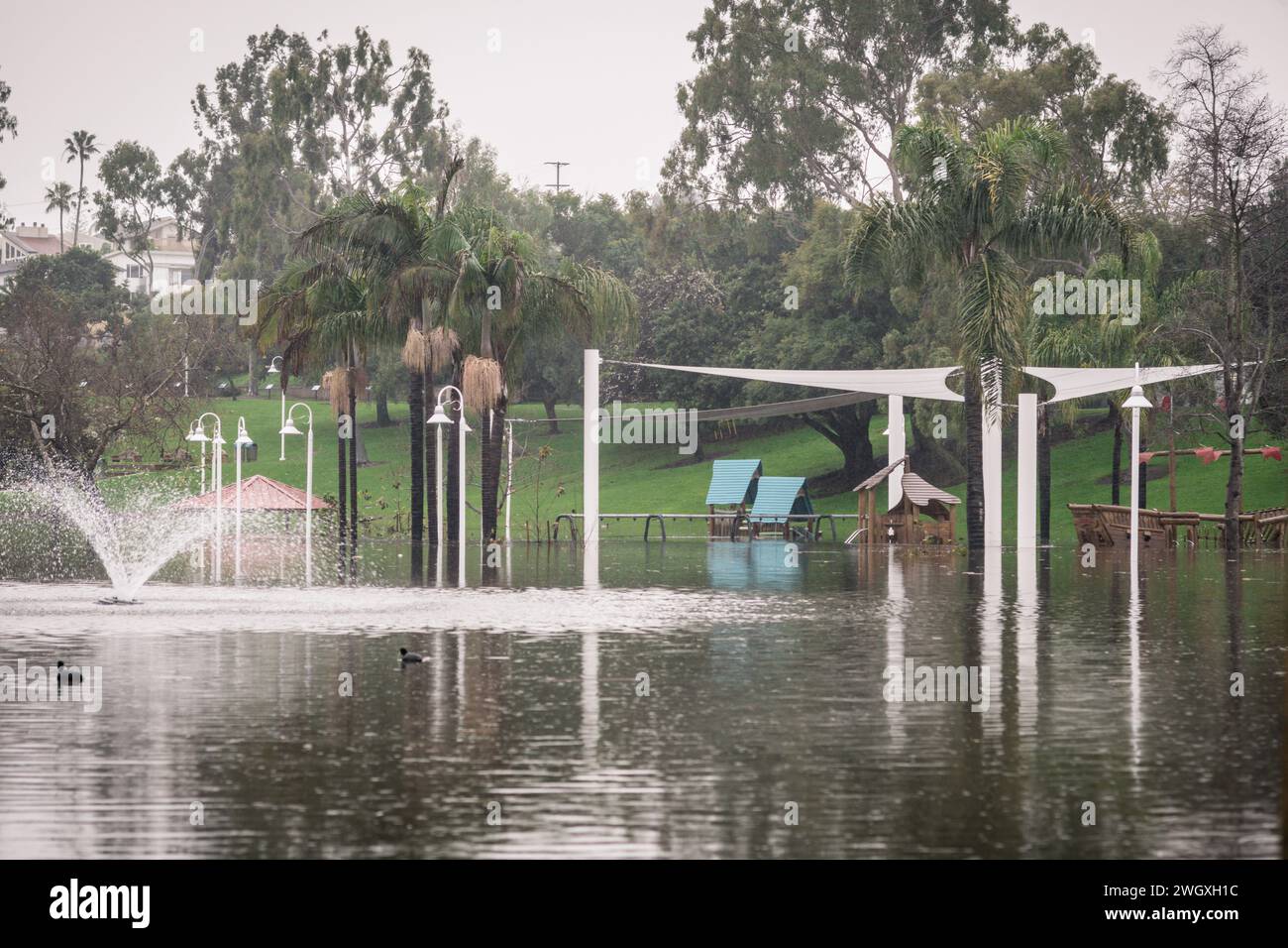 Parco giochi inferiore e grande laghetto al Polliwog Park inondato dalla pioggia a Manhattan Beach, CALIFORNIA Foto Stock