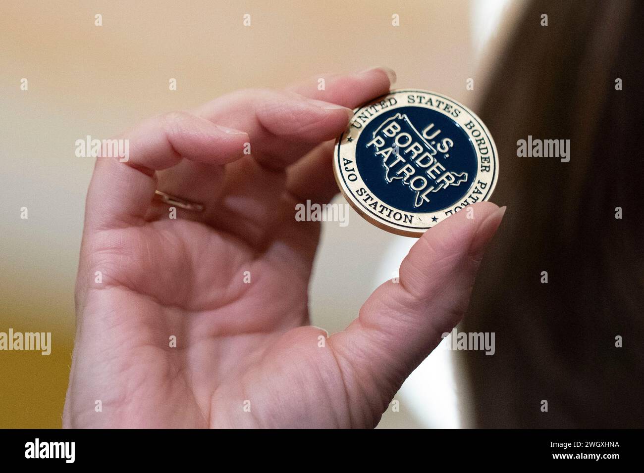 Washington, Stati Uniti. 6 febbraio 2024. Il senatore Catherine Cortez Masto, D-NV, ha una moneta che le è stata data durante un viaggio al confine meridionale durante una conferenza stampa dopo un pranzo settimanale al Senato dei Democratici al Campidoglio degli Stati Uniti a Washington, DC, martedì 6 febbraio 2024. Foto di Bonnie Cash/UPI credito: UPI/Alamy Live News Foto Stock