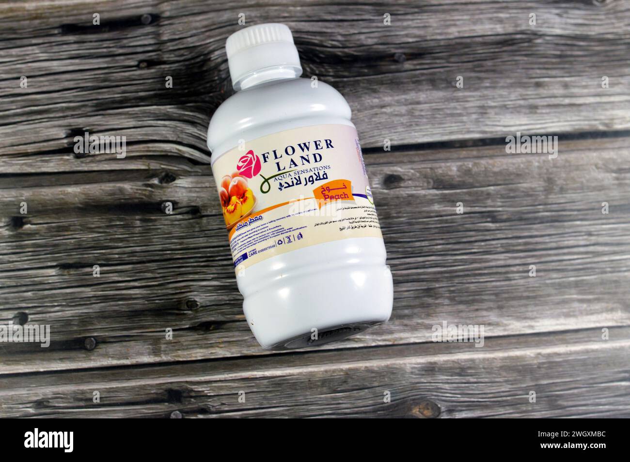 Cairo, Egitto, 1° febbraio 2024: Sensazioni acquatiche di terra floreale, profumo di pesca, deodorante per ambienti e detergente multiuso, per la casa, la cucina, il bagno, buoni Foto Stock