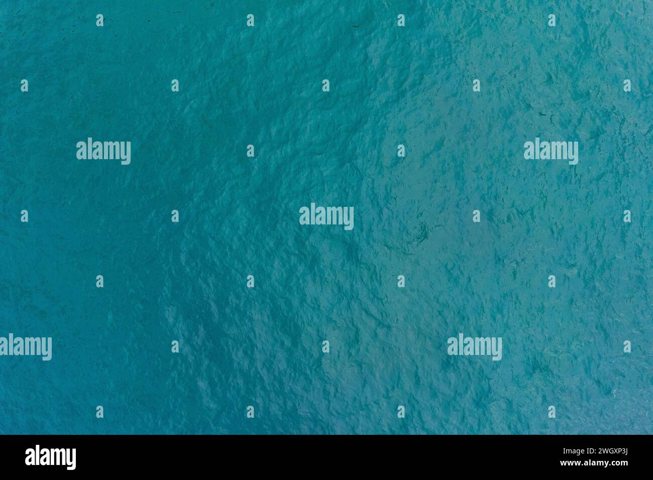 Struttura blu del mare Cantabrico in Spagna vicino alla città di Llanes nell'agosto 2023 Foto Stock