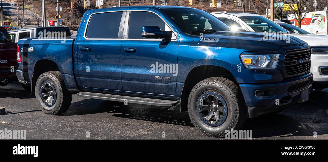 Un pick-up Dodge RAM 1500 a quattro porte in vendita presso una concessionaria Foto Stock Un pick-up Dodge RAM 1500 a quattro porte in vendita presso una concessionaria Foto Stock
