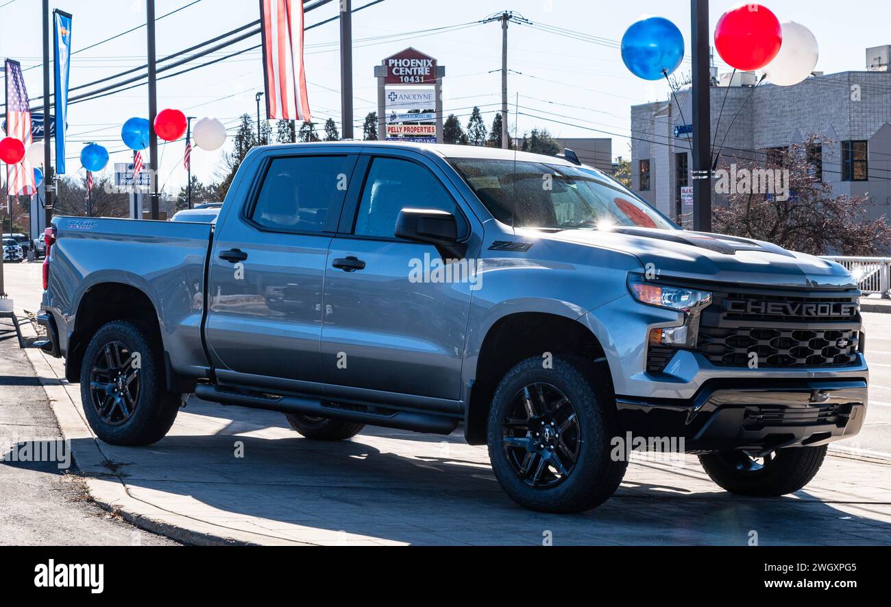 Un nuovo pick-up Chevrolet Z21 a quattro porte in vendita presso una concessionaria Foto Stock