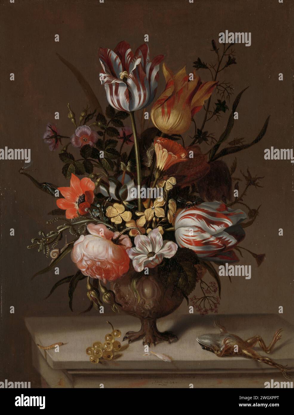Natura morta con un vaso di fiori e una rana morta, Jacob Marrel, 1634 dipinge natura morta con un vaso di bronzo guidato con un mazzo di fiori: Tulipani, rose, anemoni e calendule. Sul piano del tavolo c'è una rana morta, un mucchio di frutti di bosco e un bruco. pannello. oliare i fiori di vernice (vernice) in un vaso. Anfibi senza tailless (con NOME) (+ animale morente; morte dell'animale; animale morto). fiori recisi; nosegay, mazzo di fiori Foto Stock