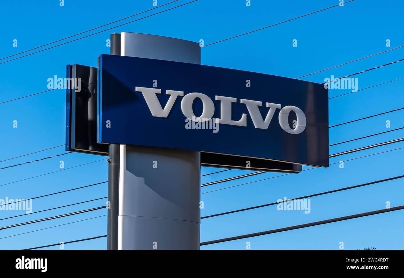 L'insegna Volvo presso una concessionaria sulla Perry Highway a Wexford, Pennsylvania, Stati Uniti Foto Stock