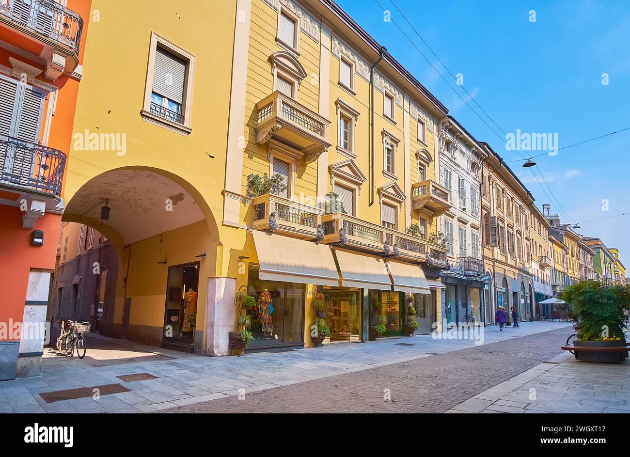 La densa dimora di corso campi con boutique di marca, caffè e negozi turistici, Cremona, Italia Foto Stock
