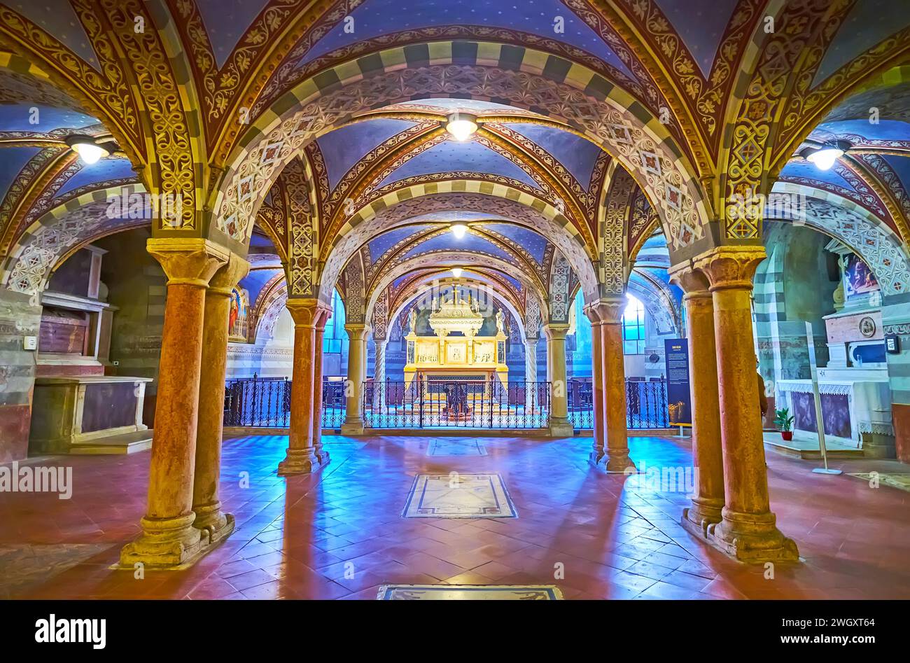 CREMONA, ITALIA - 6 APRILE 2022: Sala affrescata ornata della Cripta di Sant'Omobono con l'Arca alta dei Santi Marcellino e Pietro esorcista, Cattedrale di Cremona, i Foto Stock