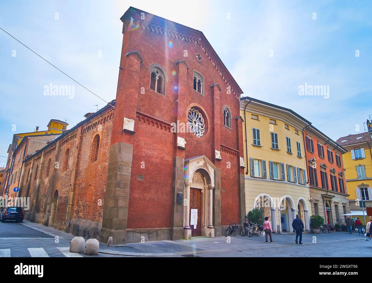 La splendida facciata in mattoni della chiesa medievale di San Donnino, situata in largo Battisti, Piacenza, Italia Foto Stock