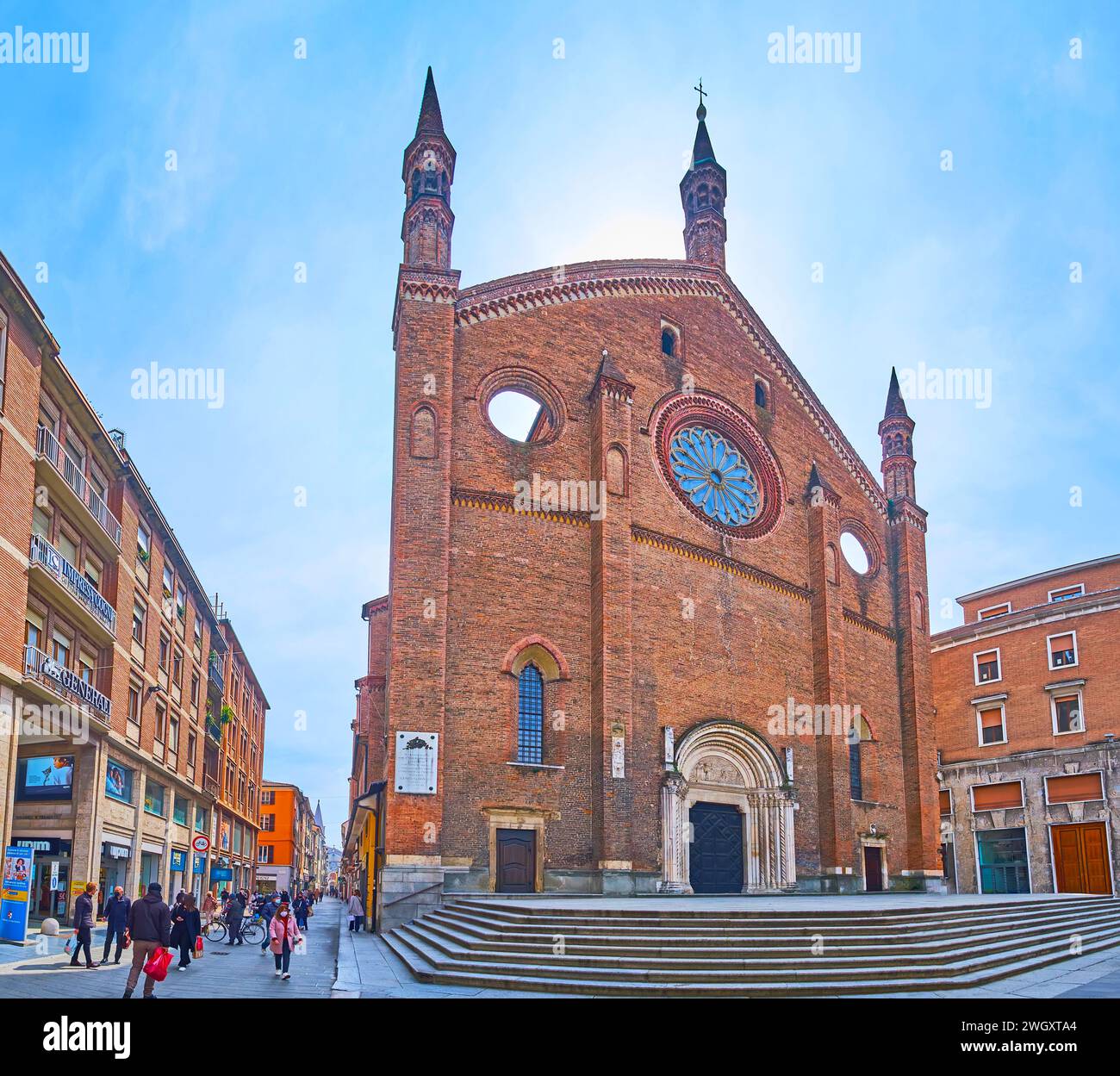 PIACENZA, ITALIA - 6 APRILE 2022: La facciata della basilica medievale in mattoni di San Francesco D'Assisi, situata in Piazza cavalli, Piacenza, Italia Foto Stock