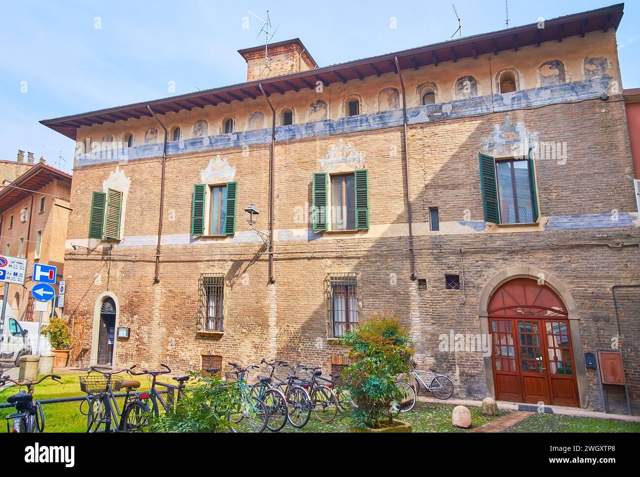 Dimora storica in mattoni con dettagli affrescati conservati su via Giuseppe Verdi a Piacenza, Italia Foto Stock