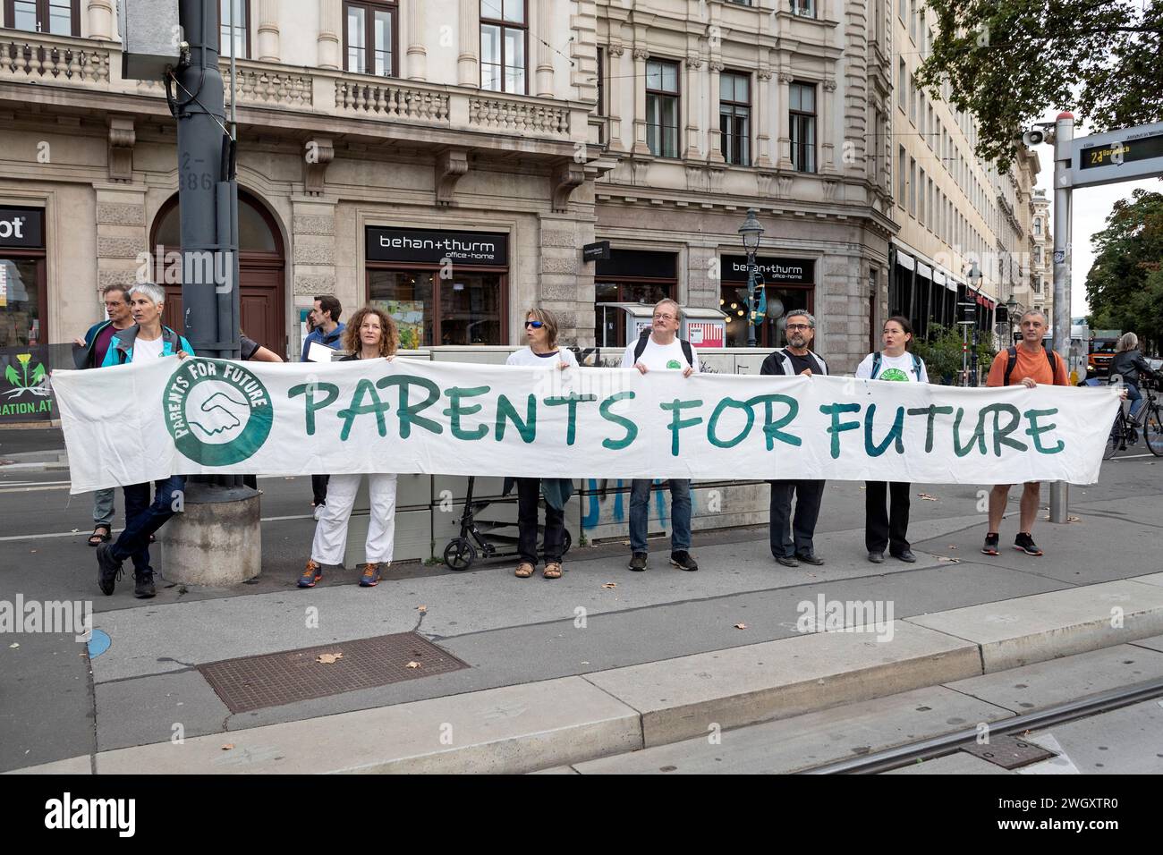 Genitori per il futuro al Klimakleberaktion, Last Generation, blockade am Schwarzenbergplatz/Ring on 04.09.2023 a Vienna, Austria Foto Stock
