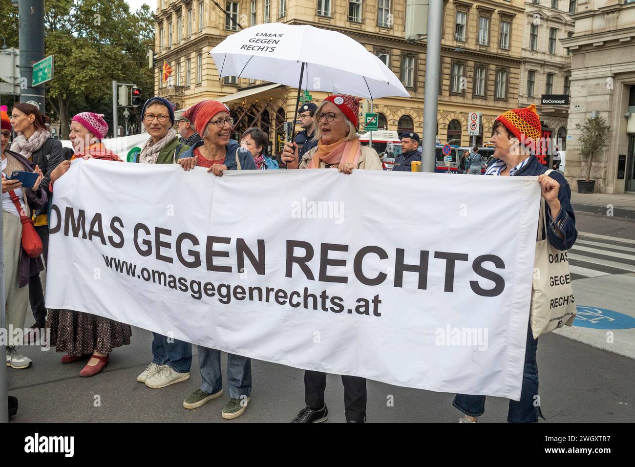 Nonna contro destra al Klimakleberaktion, ultima generazione, blocco am Schwarzenbergplatz/Ring il 04.09.2023 a Vienna, Austria Foto Stock