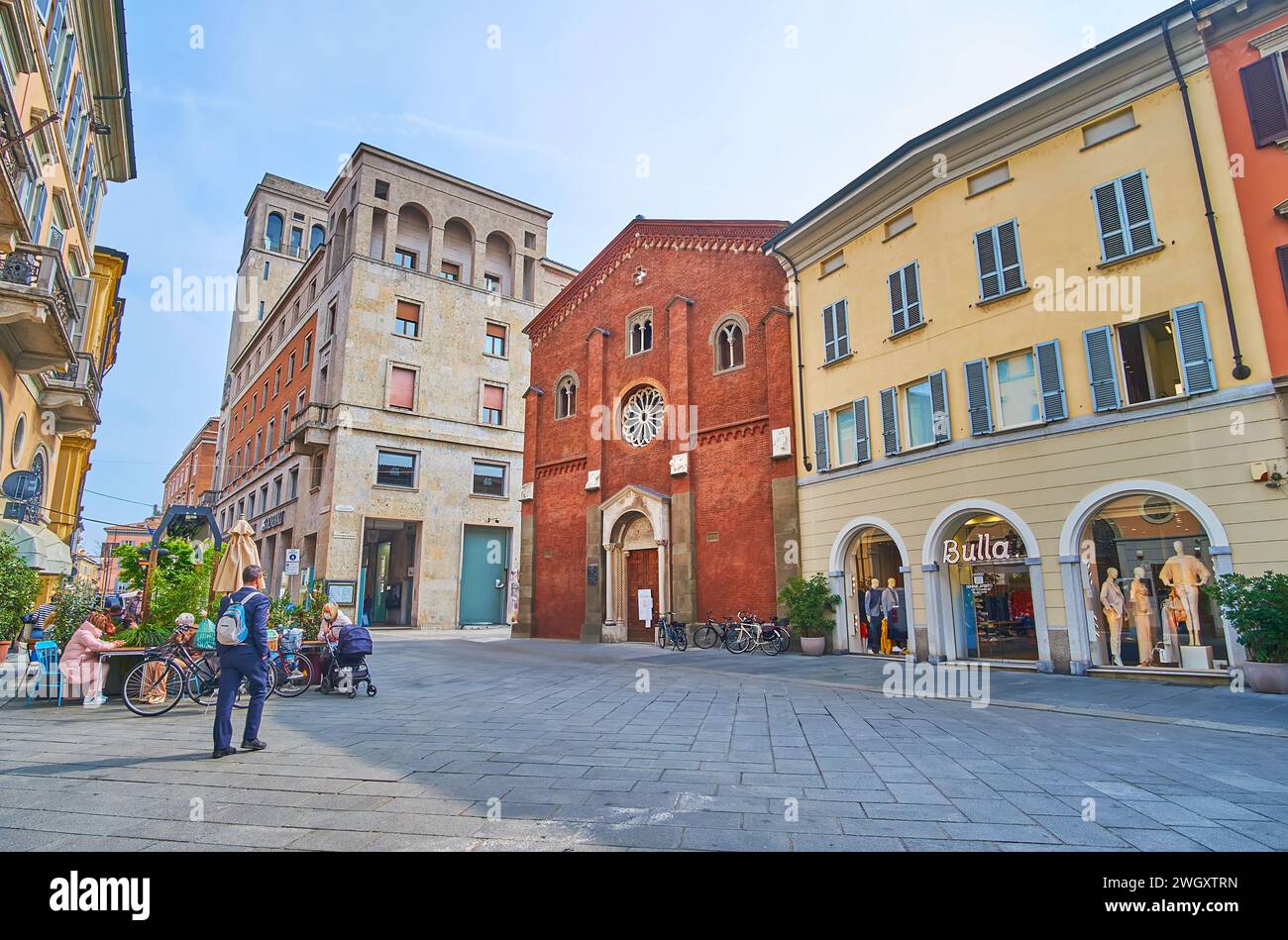 PIACENZA, ITALIA - 6 APRILE 2022: La facciata medievale in mattoni della Chiesa di San Donnino su largo Battisti, Piacenza, Italia Foto Stock