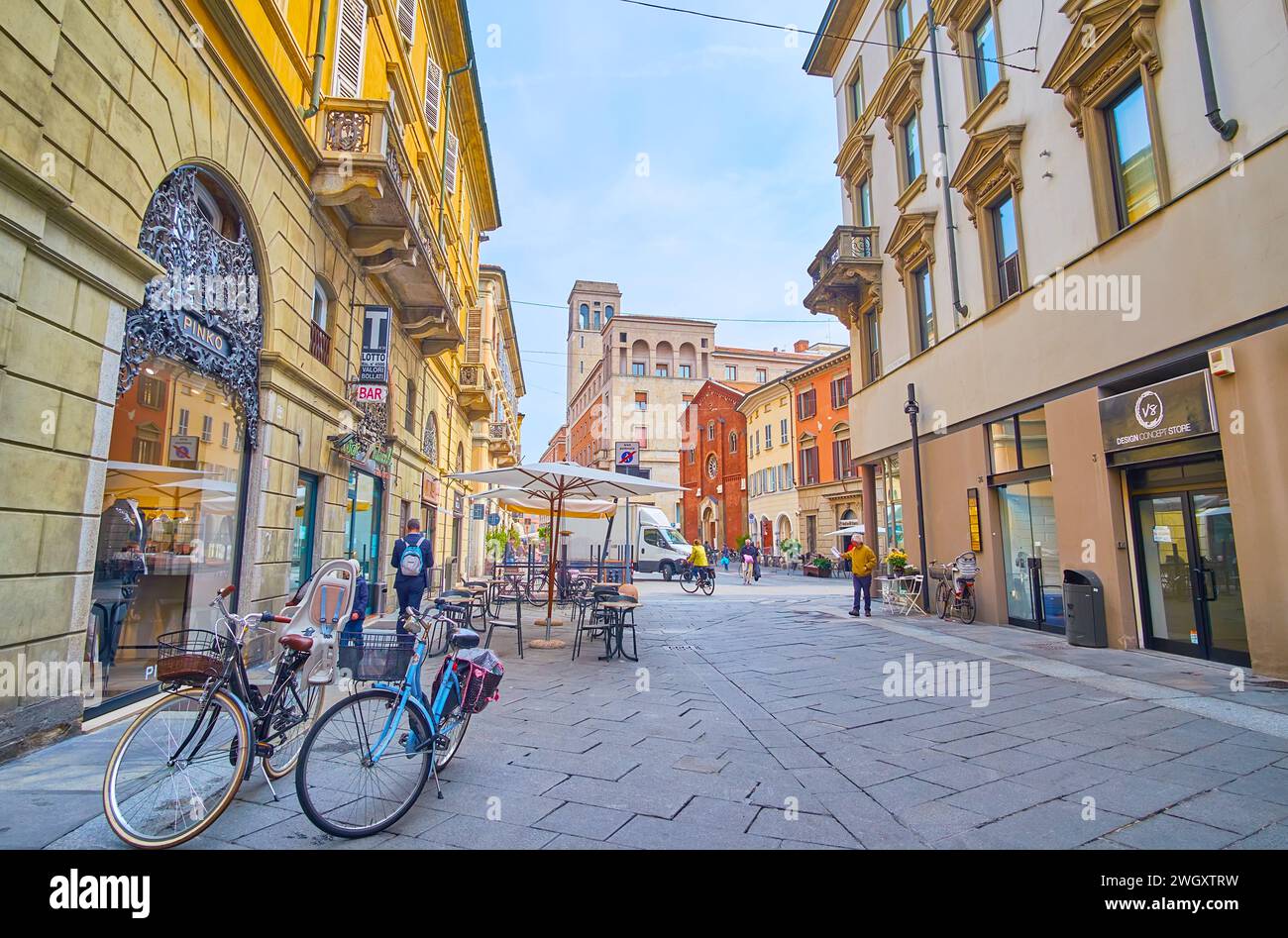 PIACENZA, ITALIA - 6 APRILE 2023: Percorri a piedi corso Vittorio Emanuele II, la via dello shopping nel centro storico di Piacenza, Italia Foto Stock