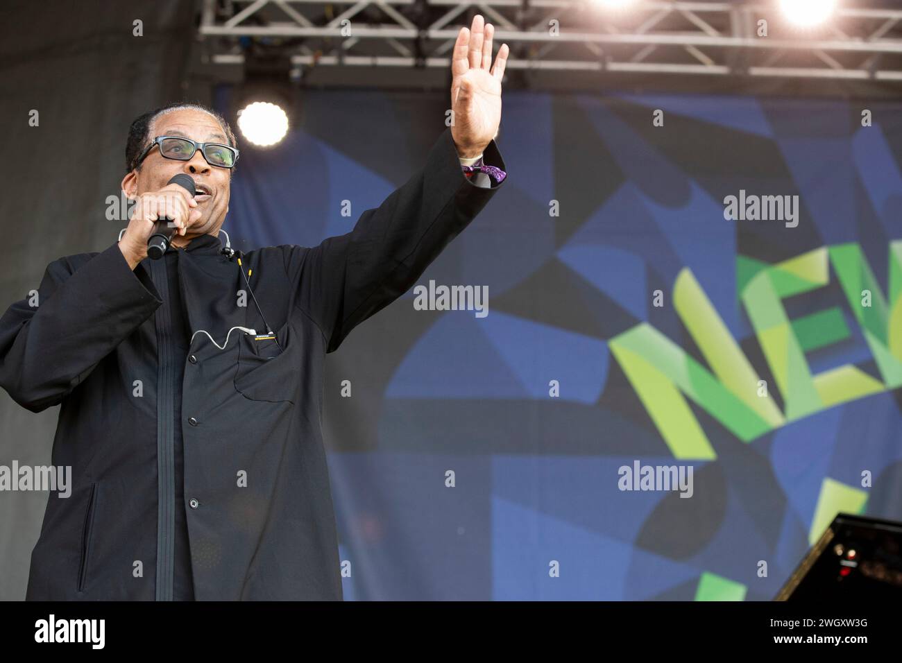 Il pianista Herbie Hancock sbalordì alla folla mentre sale sul palco del forte come headliner del Newport Jazz Festival del 2023 a Fort Adams a Newport, Foto Stock