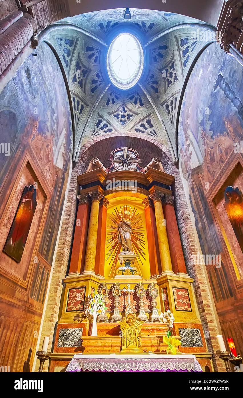 PIACENZA, ITALIA - 6 APRILE 2022: Cappella dell'Immacolata Concezione scultorea medievale nella Basilica di Sant'Antonino, Piacenza, Italia Foto Stock