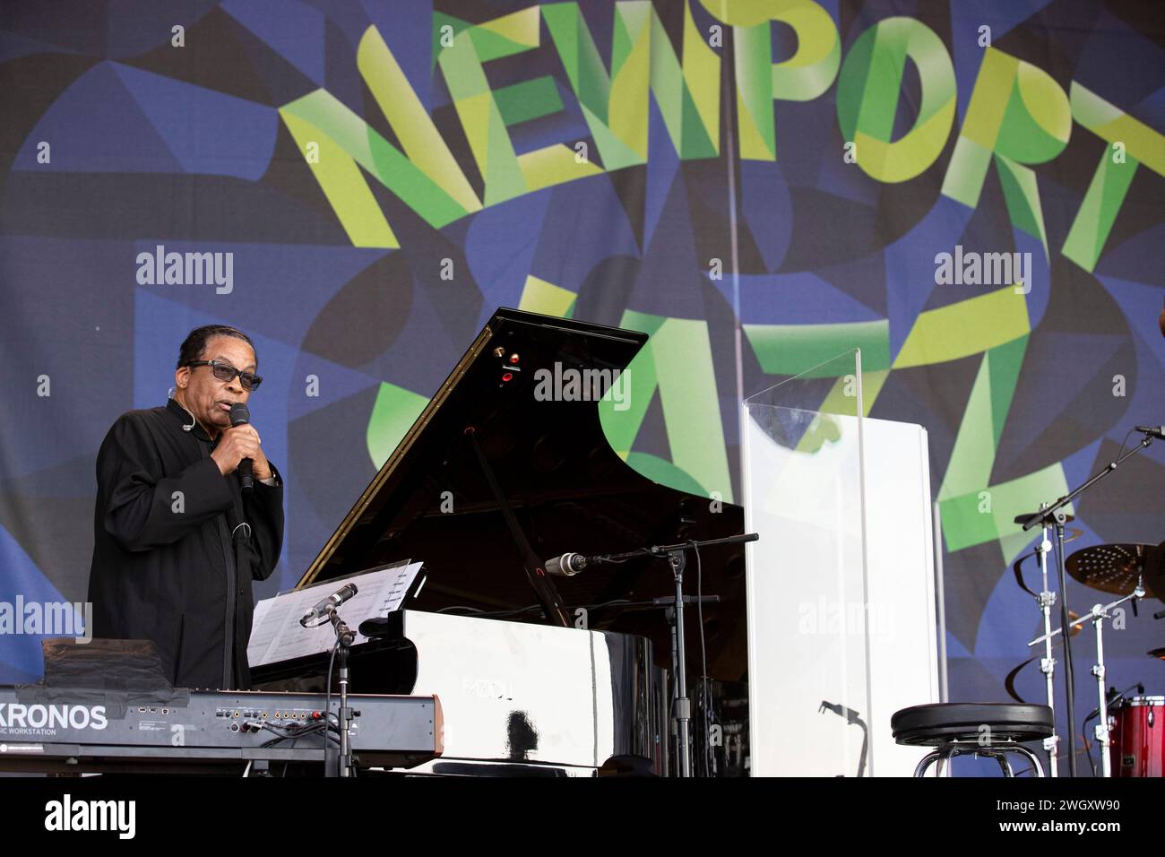 Il pianista Herbie Hancock parla alla folla mentre sale sul palco del forte come headliner del Newport Jazz Festival 2023 a Fort Adams a Newport, Foto Stock
