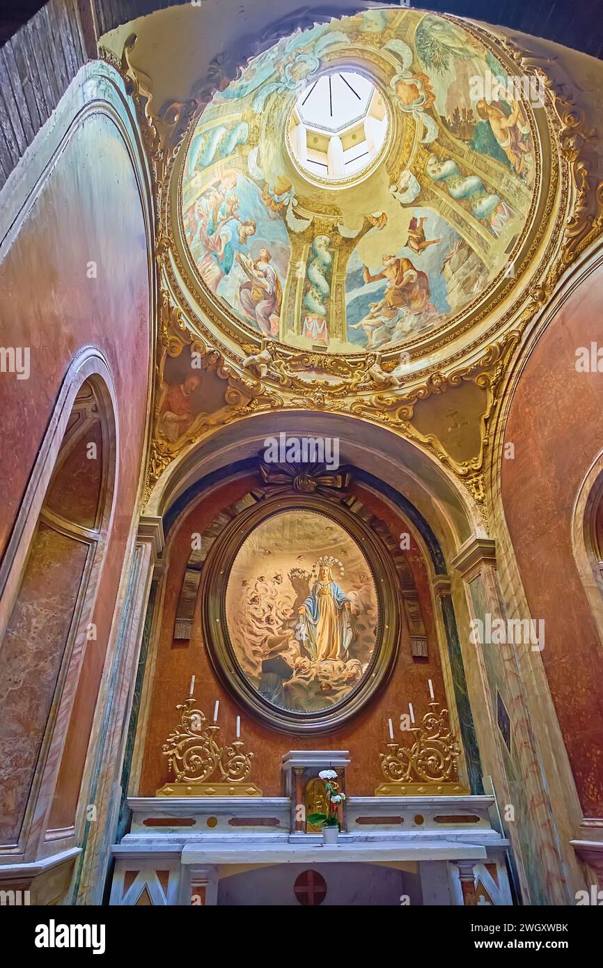 PIACENZA, ITALIA - 6 APRILE 2022: La piccola cappella decorata nella chiesa di San Savino con cupola interna affrescata e lucernario a cupola, Piacenza, Italia Foto Stock