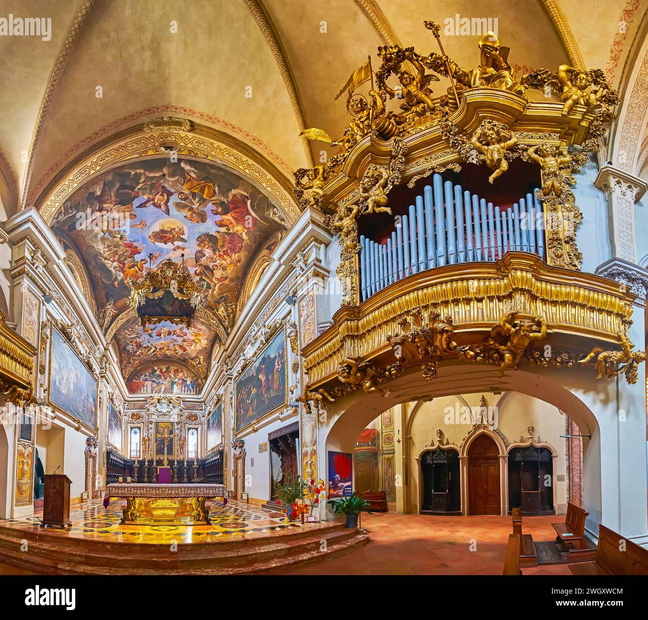 PIACENZA, ITALIA - 6 APRILE 2022: Panorama della Basilica di Sant'Antonino coro e presbiterio con organo dorato scolpito, decorazioni in stucco e dipinti su wal Foto Stock