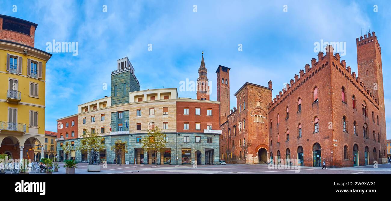 Panorama di Piazza Stradivari (Piazza Cavour) con edifici storici e moderni e l'alto campanile Torrazzo della Cattedrale di Cremona, visto nel backgro Foto Stock