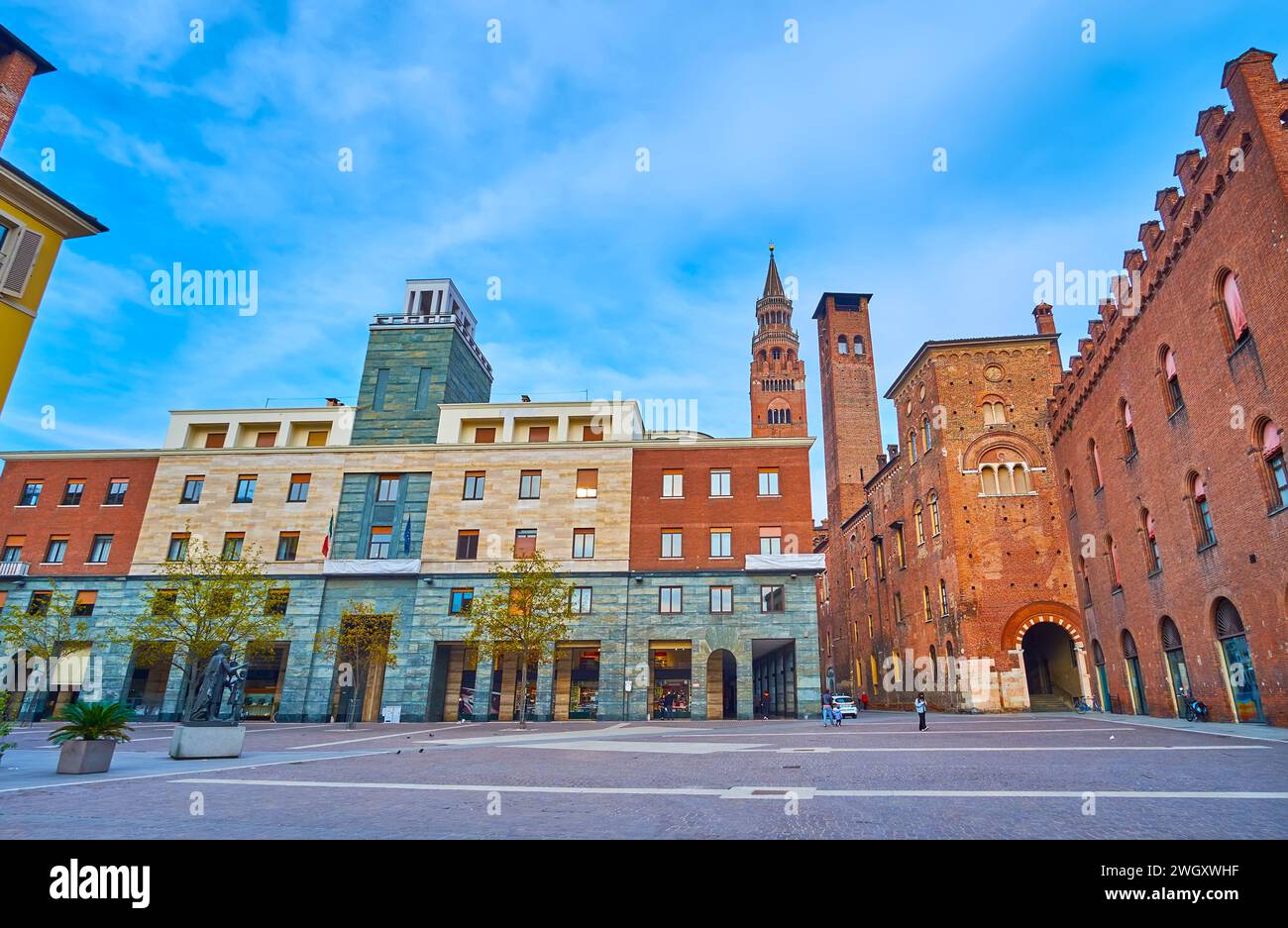 Piazza Stradivari (Piazza Cavour) con edifici storici e moderni e Torrazzo, campanile del Duomo di Cremona sullo sfondo, Italia Foto Stock